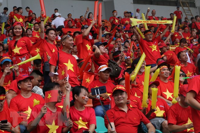 Người hâm mộ cổ vũ cho Olympic Việt Nam trên đất Indonesia. (Ảnh: Hoàng Linh/TTXVN)