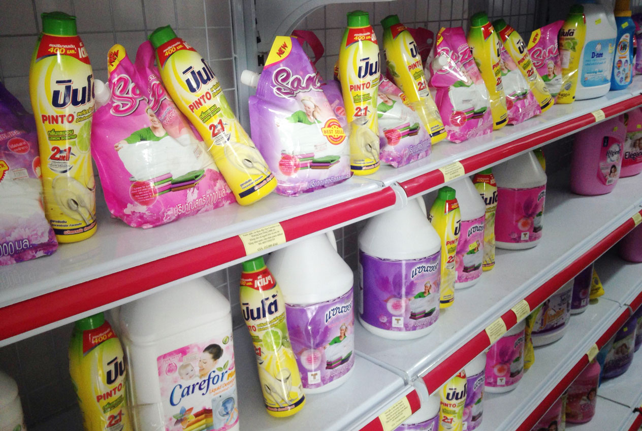 Hàng tiêu dùng Thái Lan được bày bán ở cửa hàng tiện ích