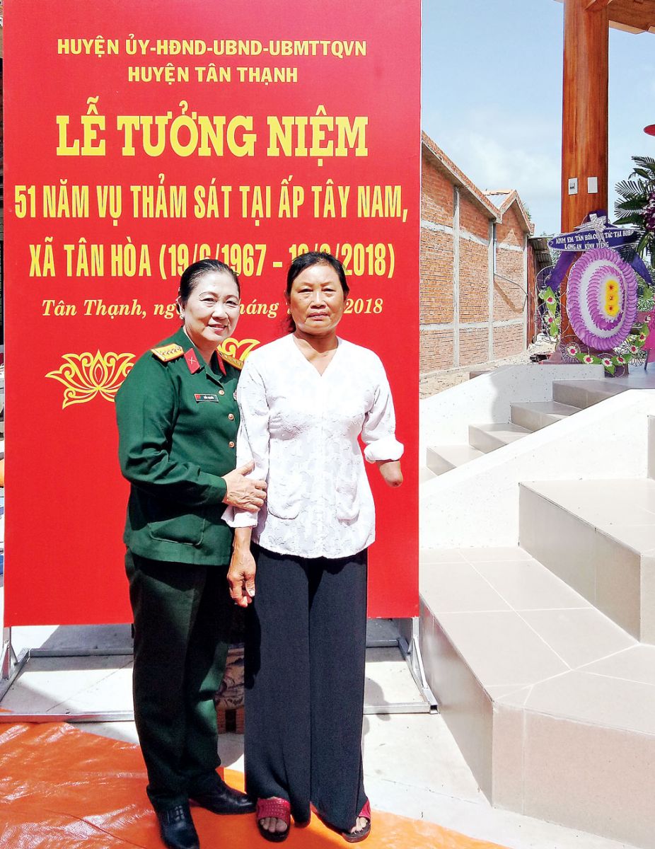 Bà Du Thị Đông (bìa phải) chụp ảnh lưu niệm cùng đại biểu tại lễ khánh thành Bia tưởng niệm Đồng 41