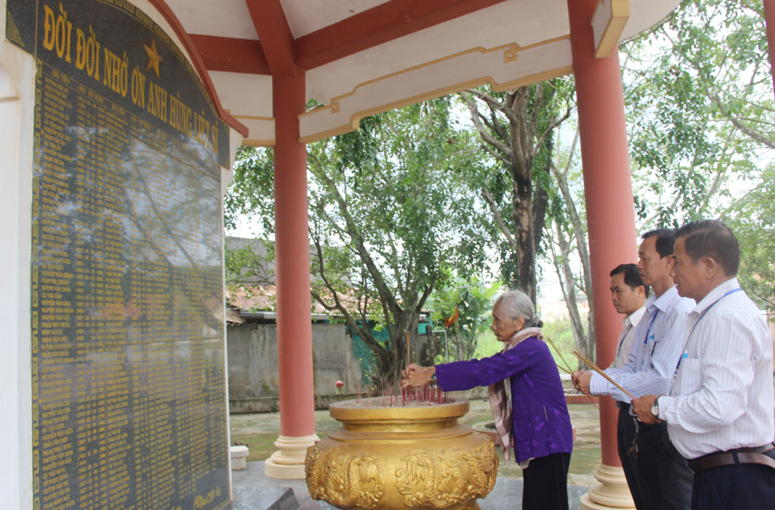 Bia tưởng niệm các anh hùng liệt sĩ tại xã Long Định