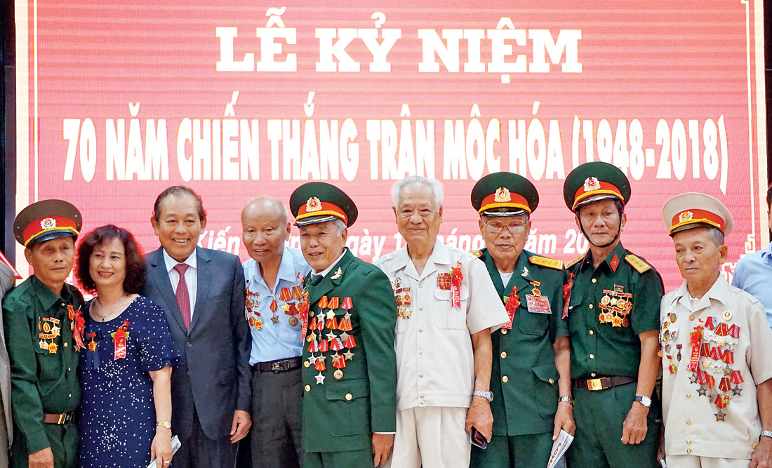 Cựu chiến binh Tiểu đoàn 307 chụp ảnh lưu niệm cùng Phó Thủ tướng Thường trực Chính phủ - Trương Hòa Bình