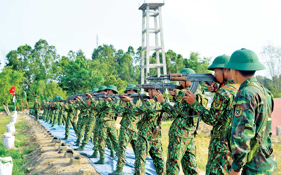 Viết tiếp truyền thống anh hùng Chiến sĩ Tiểu đoàn 1 luyện tập các bài bắn với súng AK