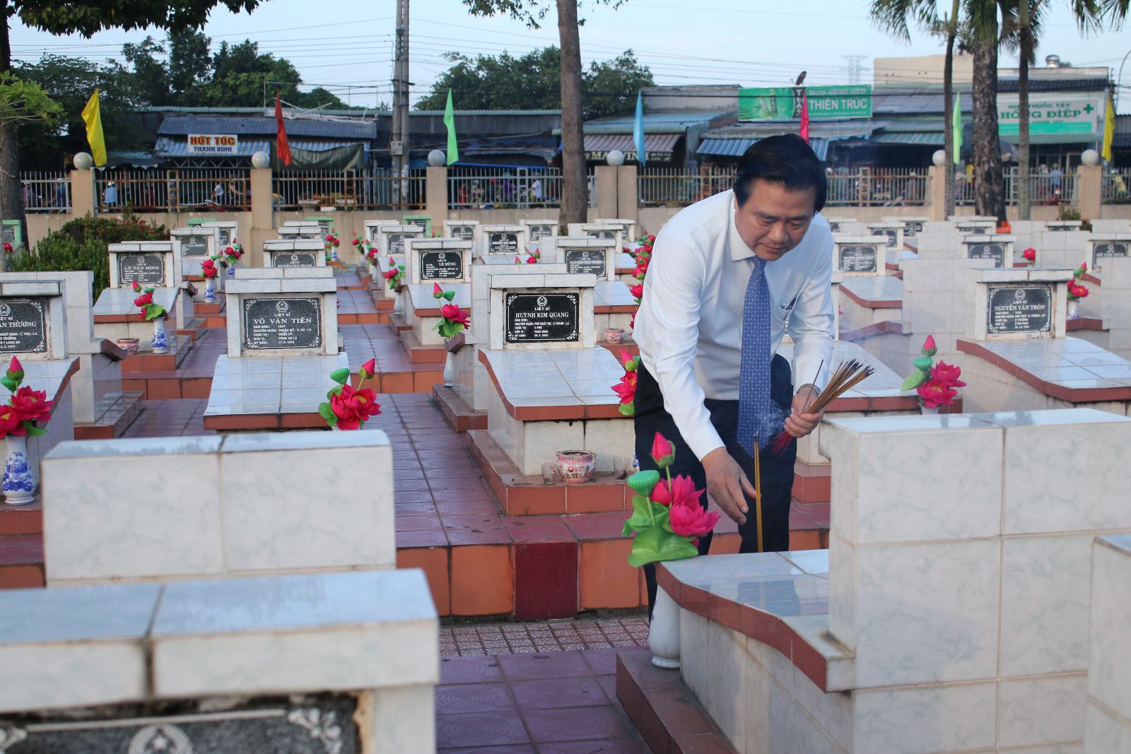 Viếng nghĩa trang liệt sĩ nhân kỷ niệm 73 năm Cách mạng Tháng Tám và Quốc khánh 2/9
