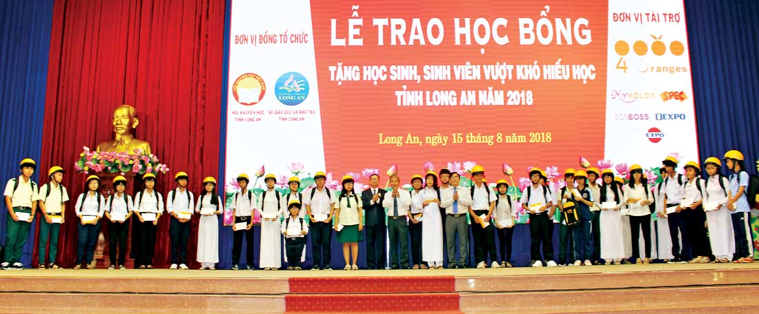 Năm học 2018-2019, Công ty 4 Oranges trao 400 suất học bổng cho học sinh, sinh viên vượt khó hiếu học trên toàn tỉnh