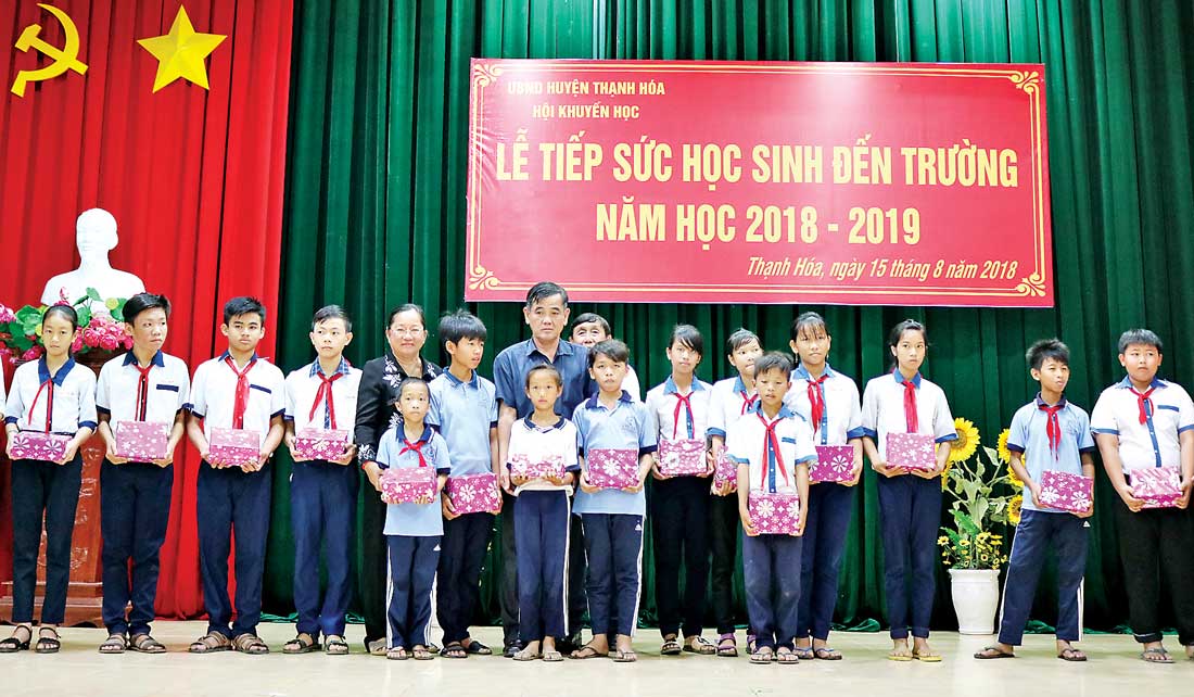 Nhiều địa phương tổ chức trao học bổng, tiếp sức đến trường cho học sinh trong năm học mới