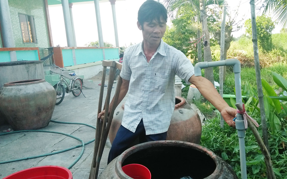 Thời gian qua, người dân một số khu vực ở huyện Tân Trụ phải đóng tiền nước với mức cao do phải bù vào phần nước thất thoát bởi đường ống mà địa phương quản lý bị xuống cấp, rò rỉ