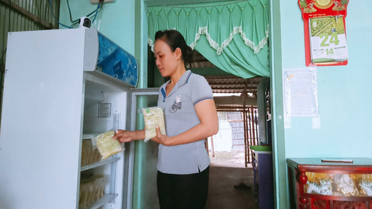 Bà Huỳnh Thị Nguyên, Giám đốc HTX Bồn bồn Đông Hưng, đem dưa bồn bồn vào tủ mát để bảo quản