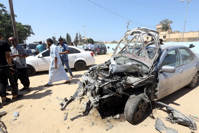 Hiện trường vụ tấn công tại trạm kiểm soát ở thành phố Zliten, Libya ngày 23/8. (Nguồn: AFP/TTXVN)