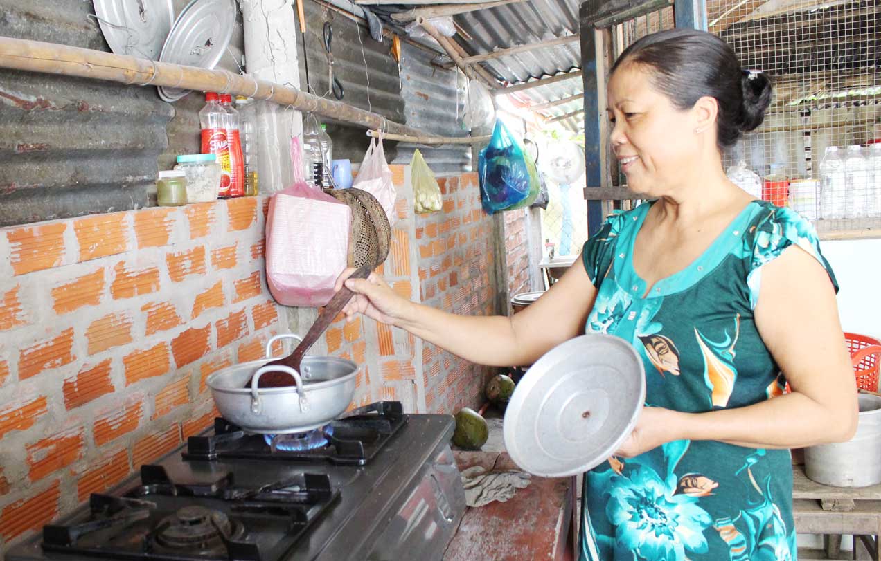 Bà Đỗ Thị Lan chế biến những món ăn mà các con yêu thích để bữa cơm sum họp gia đình thêm trọn vẹn