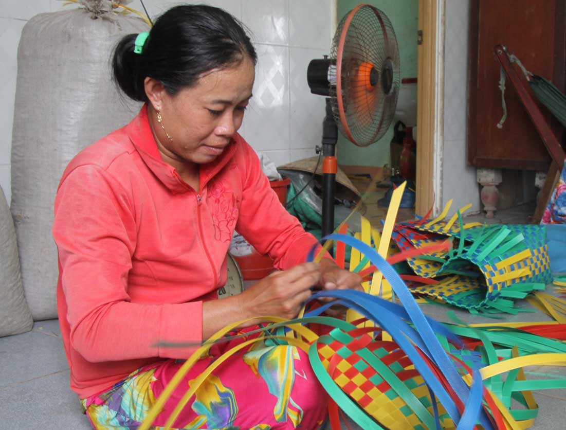 Chị Nguyễn Thị Chậm cải thiện cuộc sống gia đình nhờ nghề đan giỏ