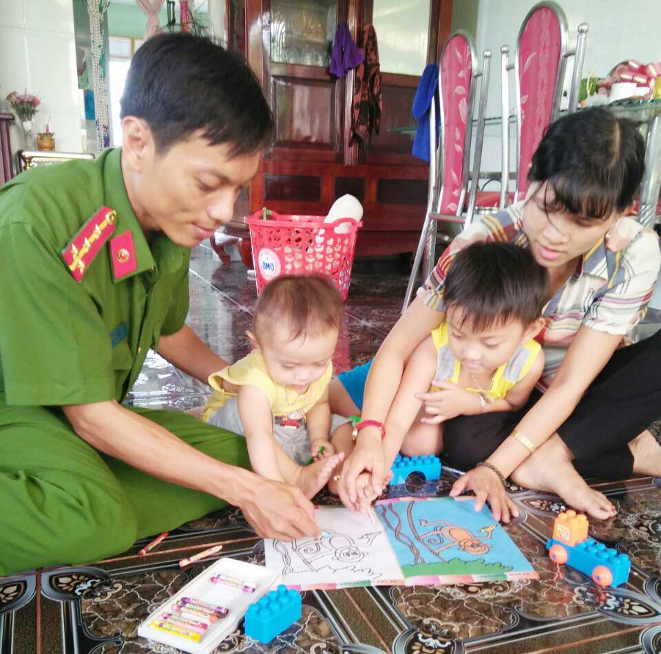 Gia đình Đại úy Nguyễn Thành Trung - Bí thư Chi đoàn Công an huyện Tân Trụ