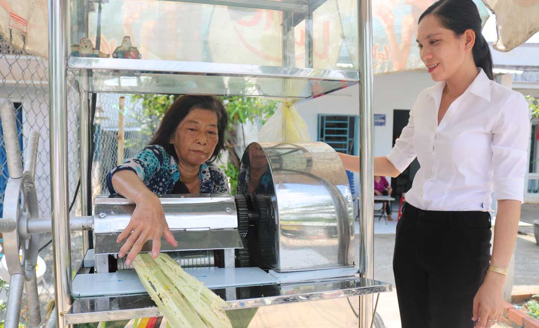Gia đình chị Nguyễn Thị Tuyết Trinh (xã Tân Kim, huyện Cần Giuộc) được hỗ trợ xe nước mía nhằm cải thiện cuộc sống