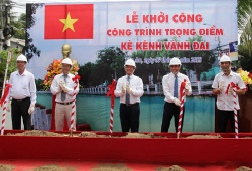 Tín hiệu vui từ các công trình trọng điểm, chương trình đột phá Khởi công kè kênh Vành đai đoạn từ đường Nguyễn Thông đến bờ sông Vàm Cỏ Tây
