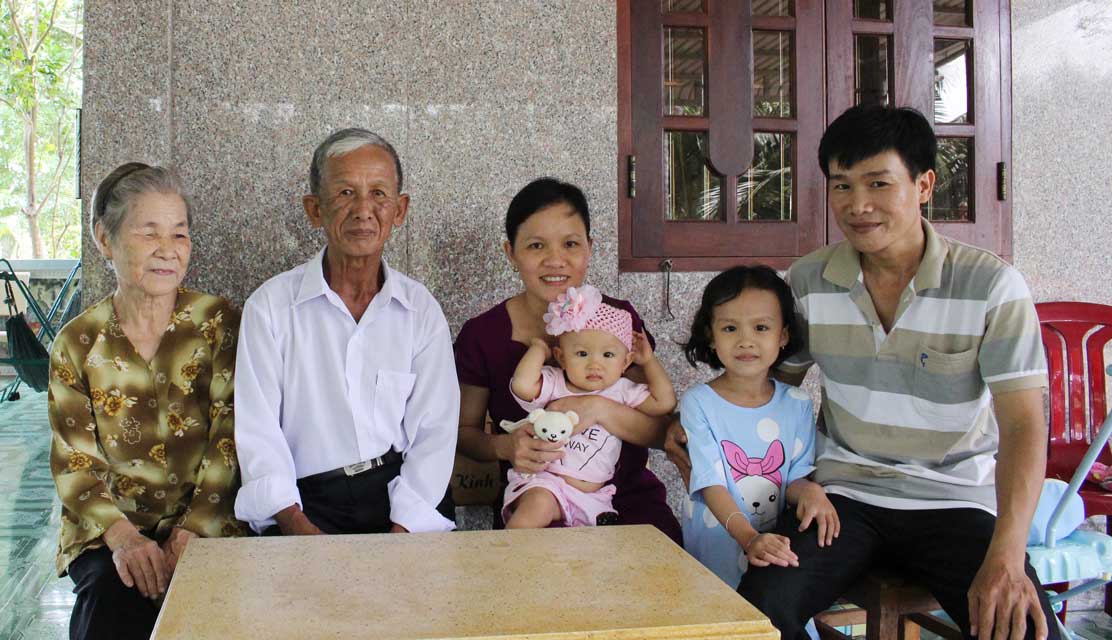 Ngày lễ, gia đình ông Đinh Tiến Bé sum họp, quân quần bên nhau