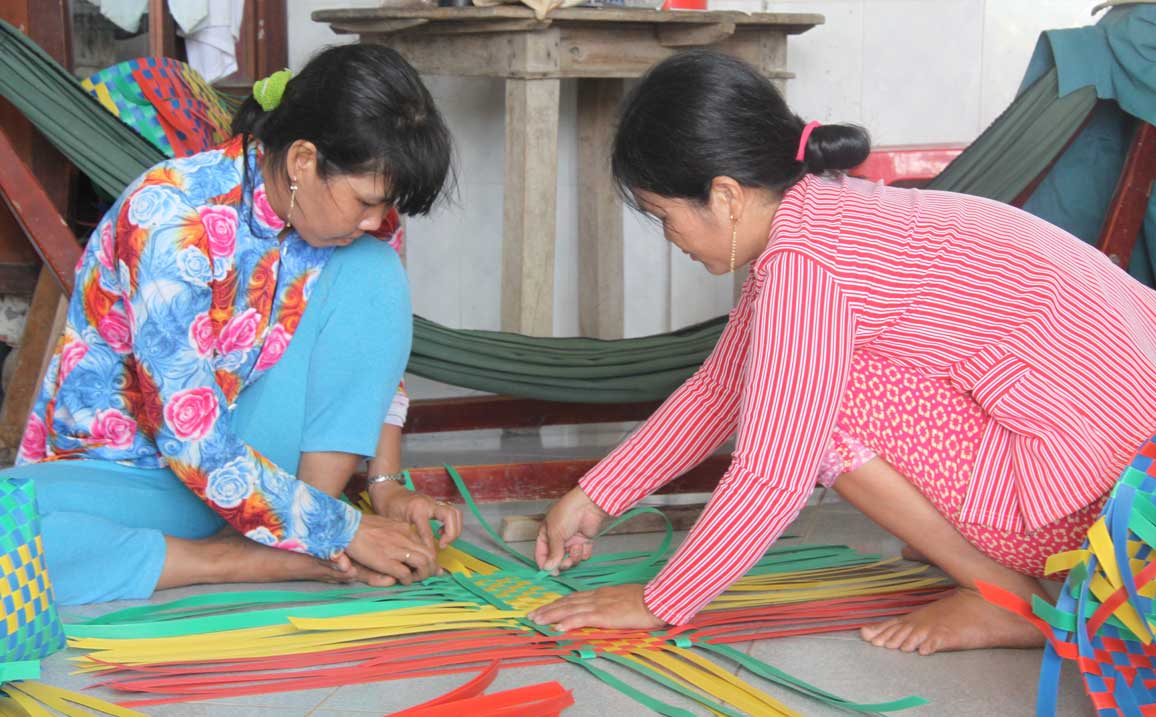 Nghề đan giúp phụ nữ tại gia đình kiếm thêm thu nhập
