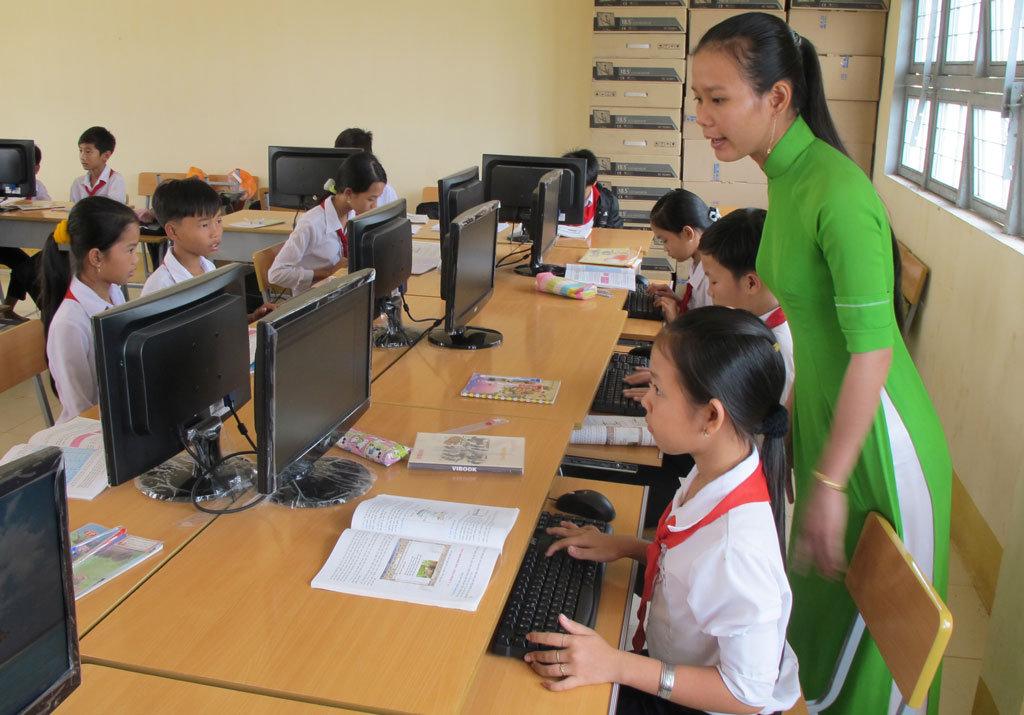 Làm gì để bảo vệ trẻ em trên môi trường mạng? Trẻ em sớm được tạo điều kiện làm quen với các thiết bị công nghệ và được dạy sử dụng Internet