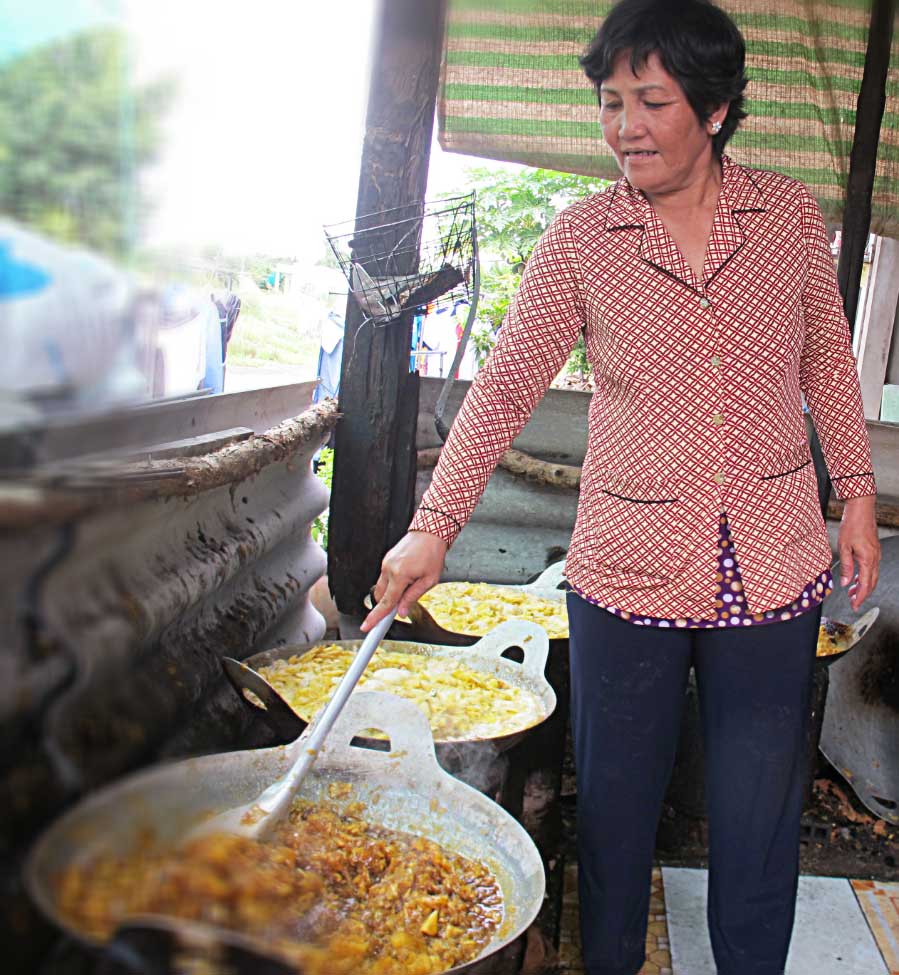 Từ hỗ trợ nguồn vốn vay 30 triệu đồng gia đình chị Nữ (thị trấn Thủ Thừa) mở cơ sở làm mắm chay, thoát nghèo, tạo việc làm cho chị em khác