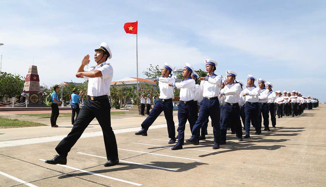 Duyệt đội ngũ trong buổi chào cờ trên đảo Trường Sa