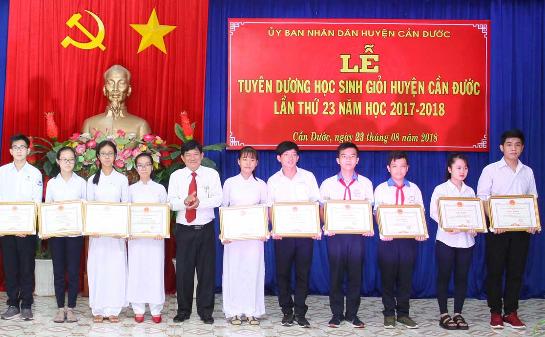 Phó Chủ tịch UBND huyện Cần Đước - Nguyễn Văn Bảy trao giấy khen cho học sinh giỏi