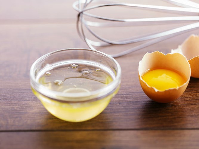 Sự kết hợp của lòng trắng trứng và bột yến mạch sẽ giúp bạn loại bỏ dầu dư thừa khỏi mặt