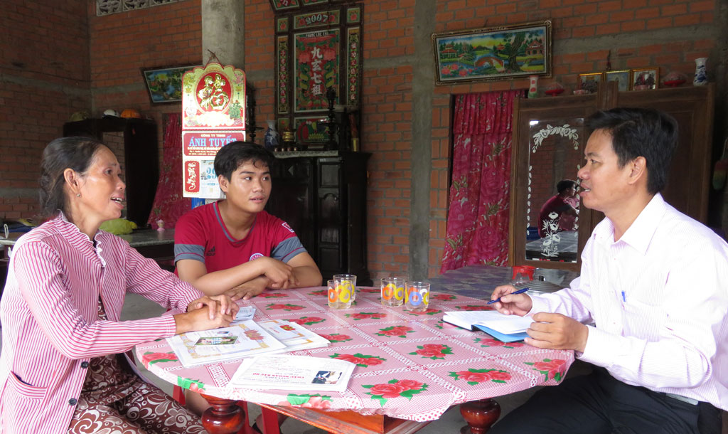 Cán bộ Phòng Giao dịch Ngân hàng Chính sách Xã hội huyện Thủ Thừa thăm hỏi, động viên gia đình chị Thu Hương, hộ vay vốn cho con đi học