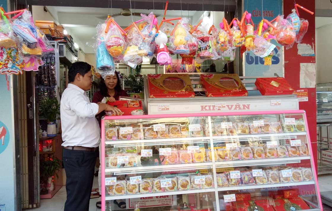 Khánh hàng lựa bánh tại Cửa hàng bánh trung thu Kim Vân