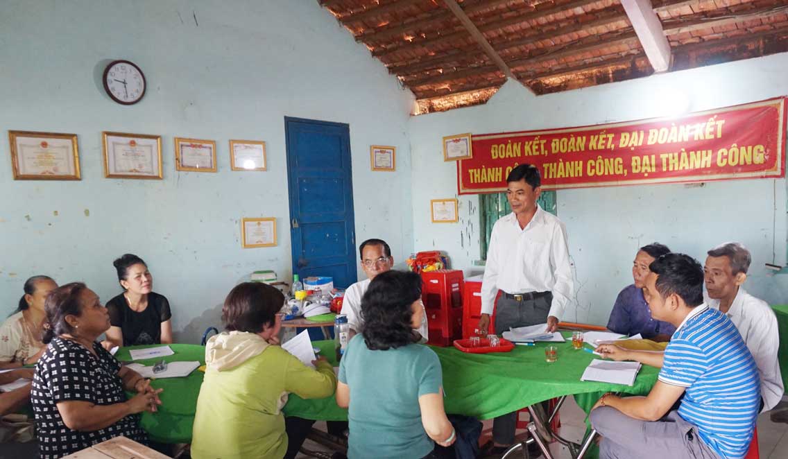 Một cuộc họp chi bộ bàn về công tác hòa giải tại Nhà văn hóa ấp Nhơn Thuận