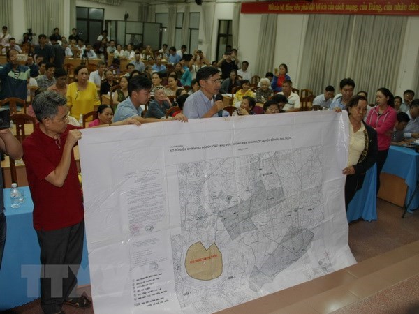 Thanh tra Chính phủ công bố các sai phạm tại Khu đô thị mới Thủ Thiêm Cử tri quận 2 trình bày bản Sơ đồ điều chỉnh quy hoạch các khu vực không bán nhà thuộc quyền sở hữu nhà nước trên địa bàn quận 2 ngày 15/1/1998. (Ảnh: Tiến Lực/TTXVN)