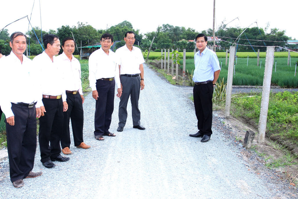 Ban Tổ chức Về nguồn huyện Cần Đước kiểm tra tiến độ thi công công trình giao thông nông thôn tại xã Long Khê