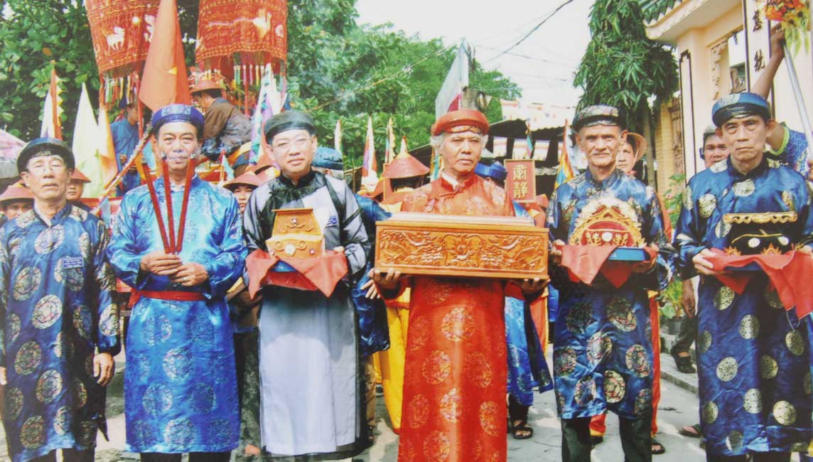 Đình thần - Nơi lưu giữ nét văn hóa truyền thống: Bài 1 - Tìm về nguồn cội Các đình thần mỗi năm đều có lễ hội của riêng mình để người dân trong làng xã trở về dự lễ như một dịp về “nhà”. (Trong hình: Lễ Kỳ yên đình Vĩnh Phong)
