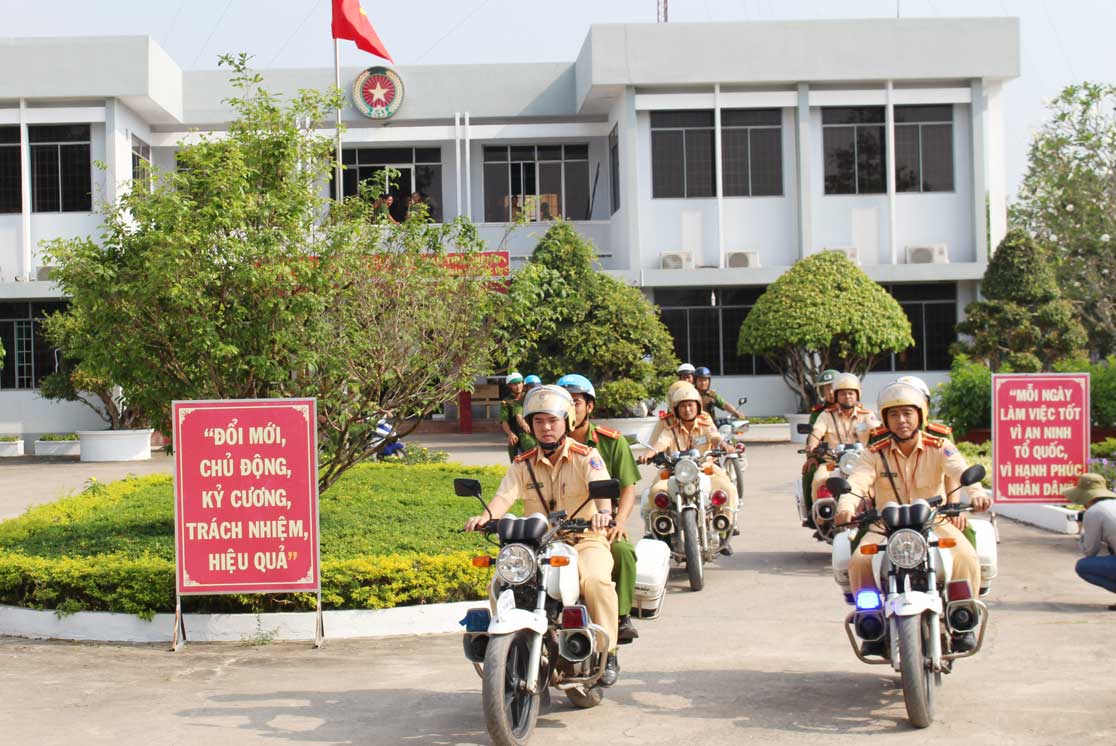 Cảnh sát giao thông Công an huyện Thạnh Hóa ra quân tuần tra, kiểm soát giao thông