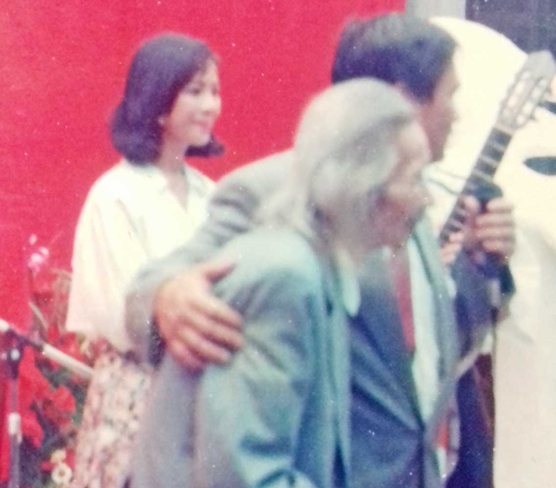 Tiến sĩ Nguyễn Văn Tuyên (cầm đàn guitar) dìu nhạc sĩ Văn Cao. Phía sau là ca sĩ  Ánh Tuyết