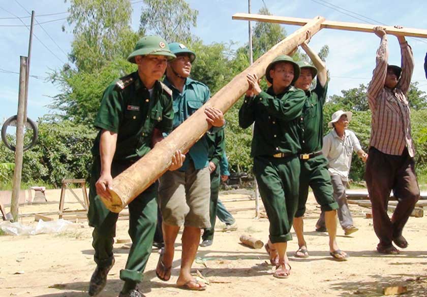 Cán bộ, chiến sĩ Ðồn Biên phòng Sông Trăng giúp người dân biên giới khắc phục hậu quả lốc xoáy