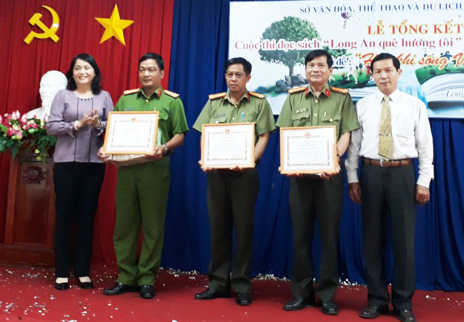 Độc giả Lê Thị Bảo Trân đoạt giải A cuộc thi đọc sách "Long An quê hương tôi" năm 2018
