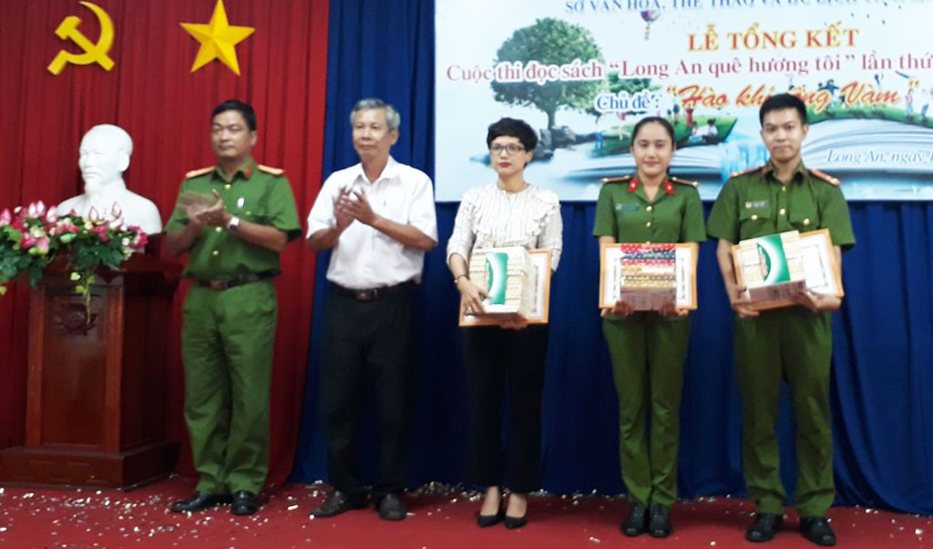Độc giả Lê Thị Bảo Trân đoạt giải A cuộc thi đọc sách "Long An quê hương tôi" năm 2018