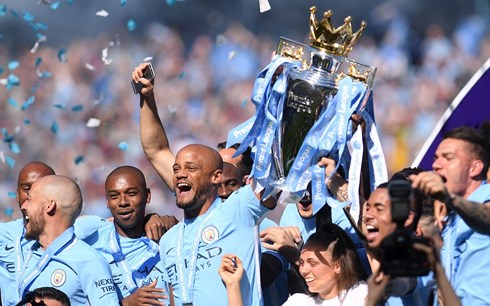 Cúp bạc Premier League “kỷ lục” của Man City đến Việt Nam