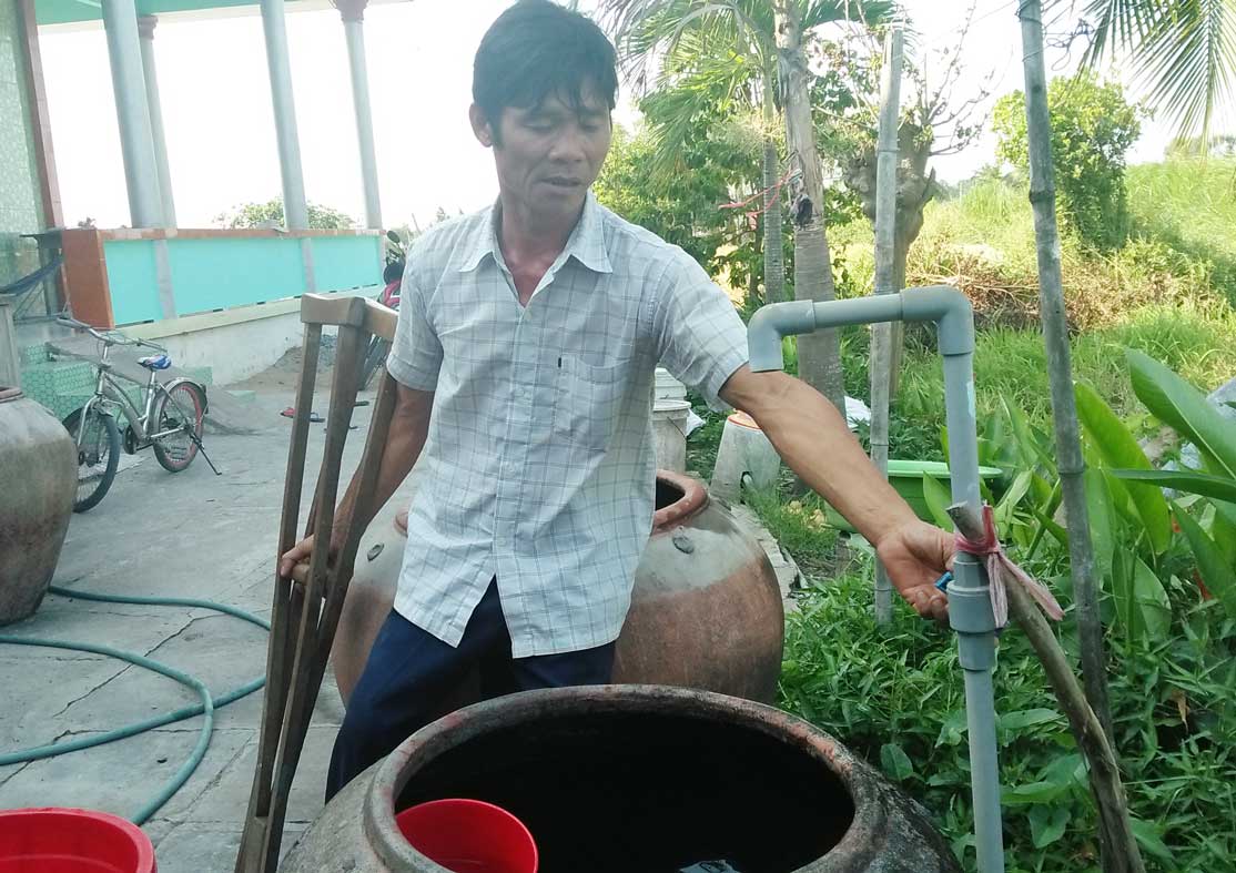 Thời gian qua, nhiều người dân ở một số xã của huyện Tân Trụ bức xúc vì phải đóng tiền nước cho phần nước không sử dụng