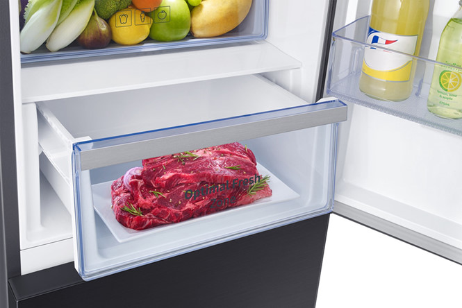 Tủ lạnh mới của Samsung có thêm một ngăn đông đá để chuyên chứa thực phẩm. Ảnh: T.Luân