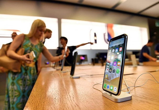 Giá iPhone X xách tay lẫn chính hãng Việt Nam đang rẻ hơn. Ảnh: AFP