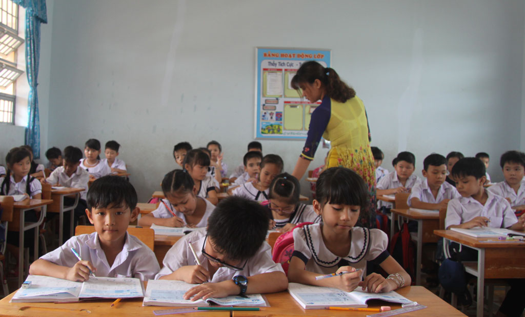 Học sinh tăng, trường học chịu nhiều áp lực Có những lớp, học sinh ngồi 3 em/bàn