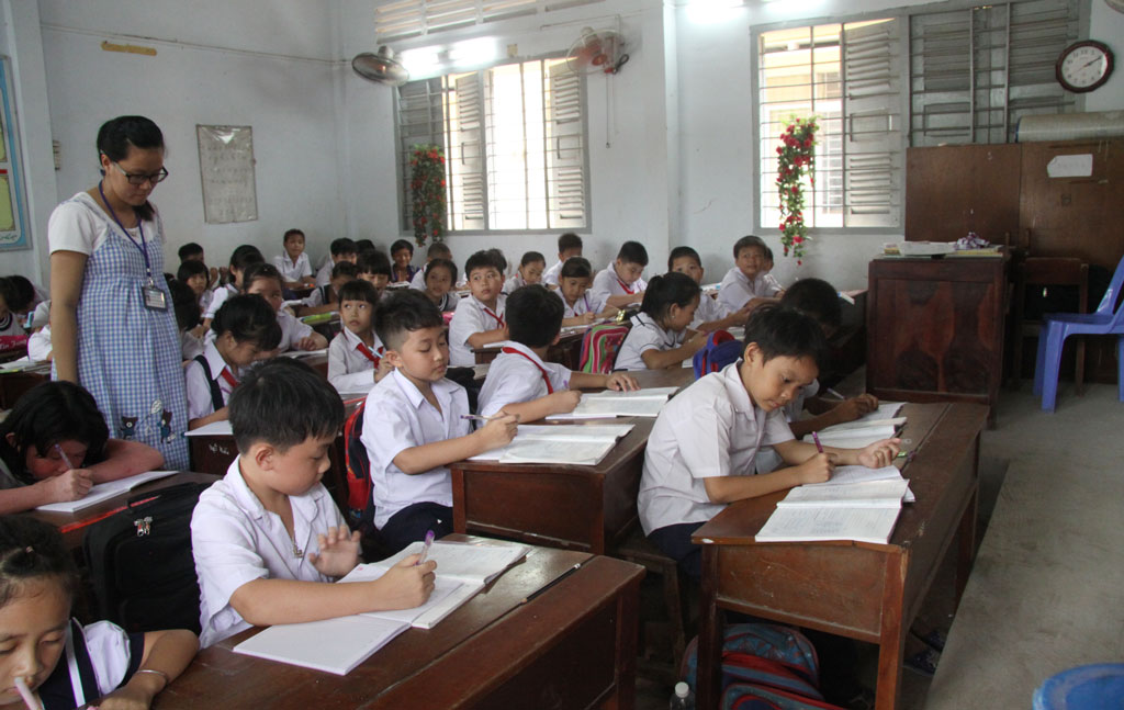 Học sinh tăng, trường học chịu nhiều áp lực Trường phải kê bàn lên sát bục giảng mới đủ chỗ cho học sinh ngồi