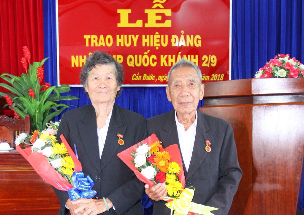 Đảng viên Trần Kim Trọng và Nguyễn Kim Ánh trong ngày nhận huy hiệu Đảng