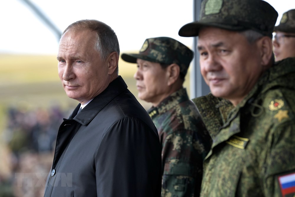 Tổng thống Nga Vladimir Putin (trái) thị sát cuộc tập trận Vostok 2018 tại thao trường Tsugol, Siberia ngày 13/9. (Ảnh: AFP/TTXVN)