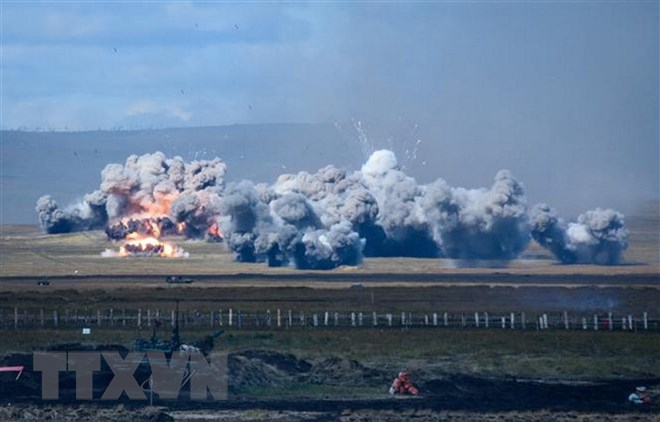Đạn pháo nổ trong cuộc tập trận “Vostok-2018” ở miền đông Siberia ngày 13/9. (Ảnh: AFP/TTXVN)
