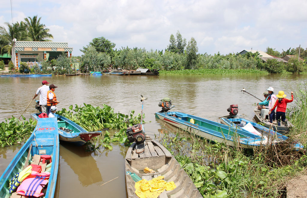 Địa phương, nhà trường phối hợp phụ huynh đưa rước học sinh