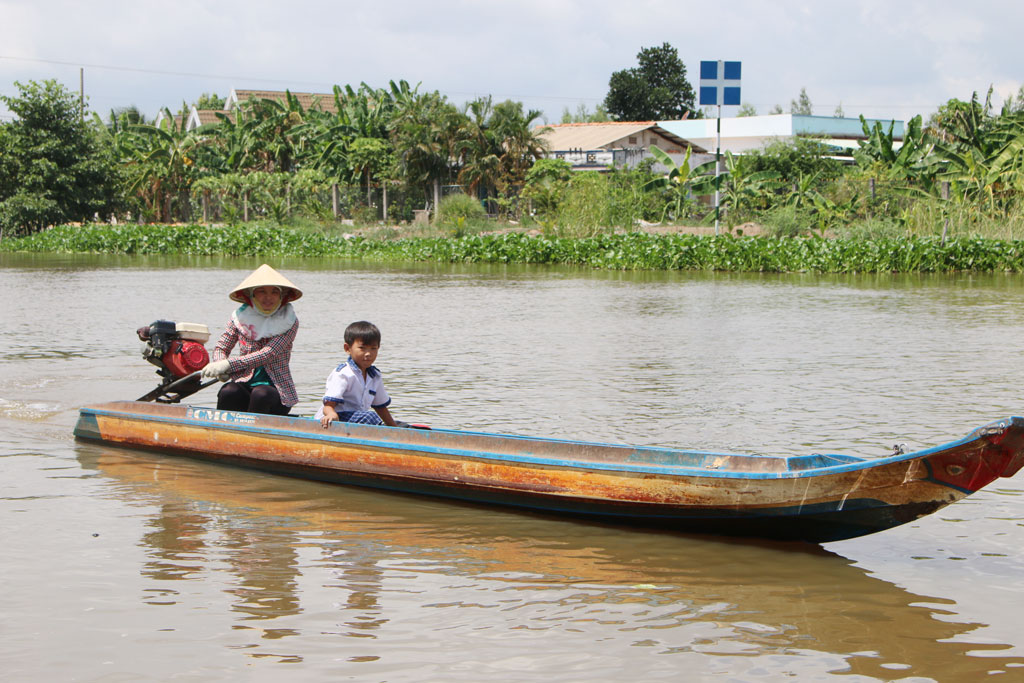 Nhiều phụ huynh còn chủ quan, chưa quan tâm bảo đảm an toàn khi đưa, rước các em trong mùa lũ