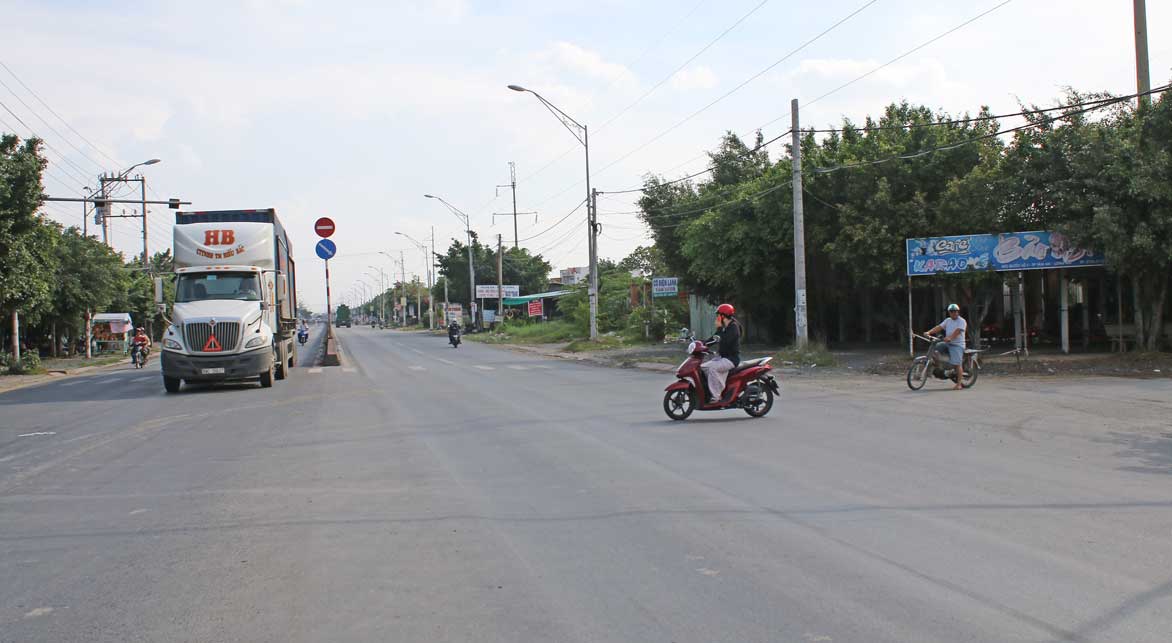 Giao lộ giữa Quốc lộ 1 với đường đi vào cổng lăng Nguyễn Huỳnh Đức luôn là nỗi “ám ảnh” của người dân Khánh Hậu mỗi khi qua đường