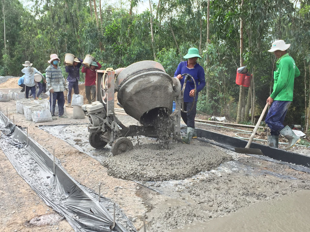 Đường giao thông nông thôn xã Thuận Bình được thực hiện với phương châm “Nhà nước và nhân dân cùng làm”