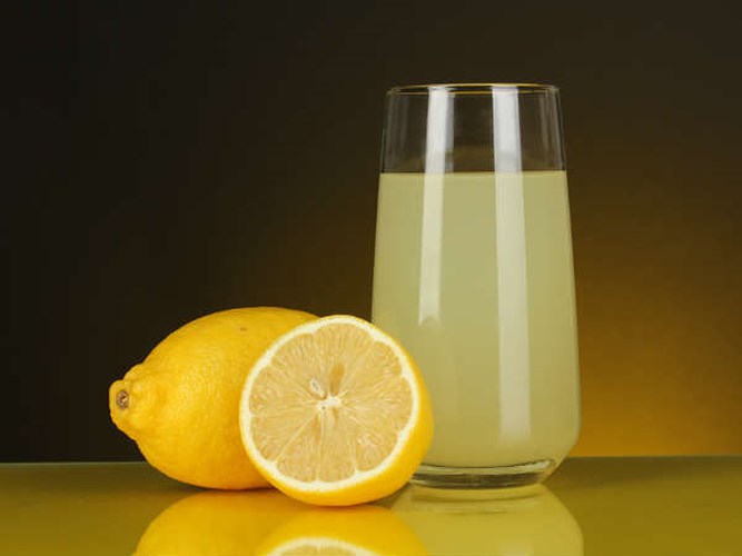 Chanh rất giàu vitamin C giúp tăng tốc độ trao đổi chất và hỗ trợ trong quá trình giải độc