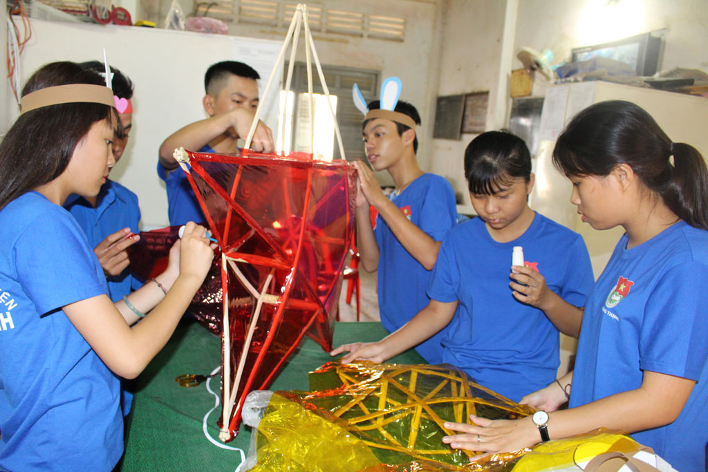 Câu lạc bộ Thanh niên tình nguyện Đông Thạnh (xã Đông Thạnh, huyện Cần Giuộc) làm lồng đèn chuẩn bị chương trình Đêm hội trăng rằm cho trẻ em nghèo 